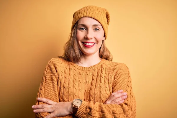 Jovem Mulher Loira Bonita Vestindo Camisola Casual Boné Sobre Fundo — Fotografia de Stock