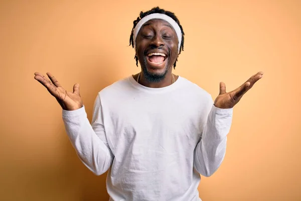 Joven Hombre Afroamericano Haciendo Deporte Usando Sportswer Sobre Aislado Fondo —  Fotos de Stock