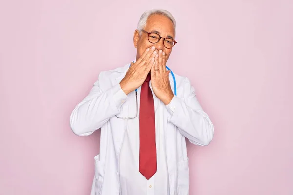 Orta Yaşlı Kır Saçlı Steteskop Profesyonel Sağlık Önlüğü Giyen Kıkırdayan — Stok fotoğraf