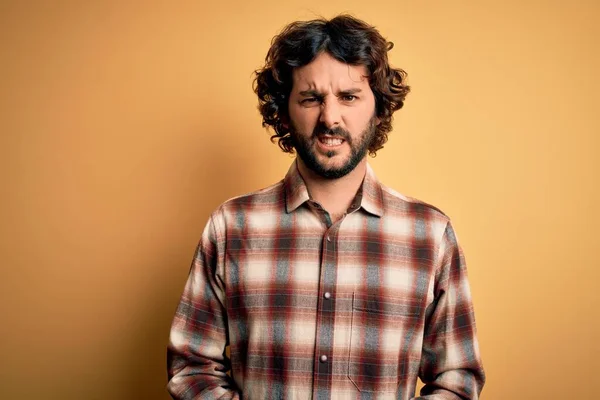 Homem Bonito Jovem Com Barba Vestindo Camisa Casual Sobre Fundo — Fotografia de Stock