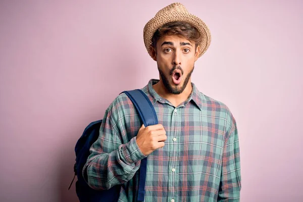 Joven Turista Vacaciones Con Mochila Sombrero Verano Sobre Fondo Rosa —  Fotos de Stock