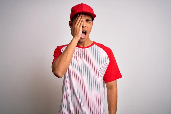 Joven Atleta Afroamericano Guapo Con Camiseta Gorra Béisbol Rayas Yawning — Foto de Stock