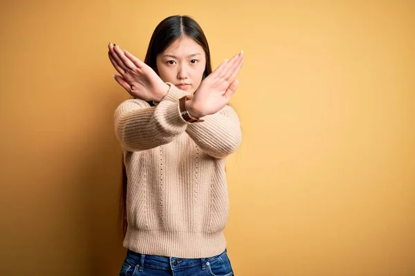 Giovane Bella Donna Asiatica Indossa Maglione Casual Sfondo Giallo Isolato — Foto Stock