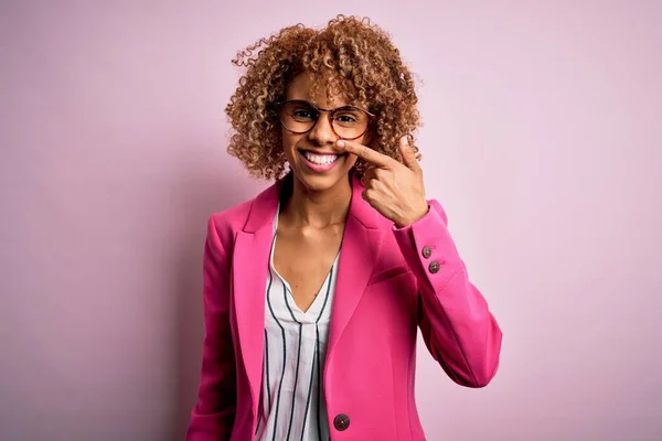 Молода Афроамериканська Бізнесменка Окулярах Стоять Над Рожевим Фоном Пойнтінг Пальцем — стокове фото