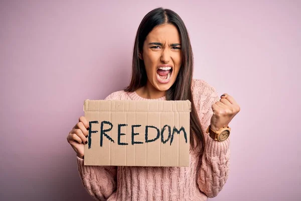 Genç Güzel Esmer Kadın Özgürlük Protestosu Yapıyor Posteri Tutuyor Öfkeyle — Stok fotoğraf