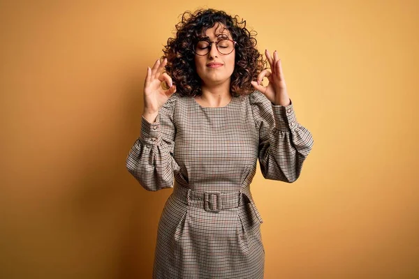 Hermosa Mujer Árabe Negocios Con Vestido Gafas Pie Sobre Fondo — Foto de Stock