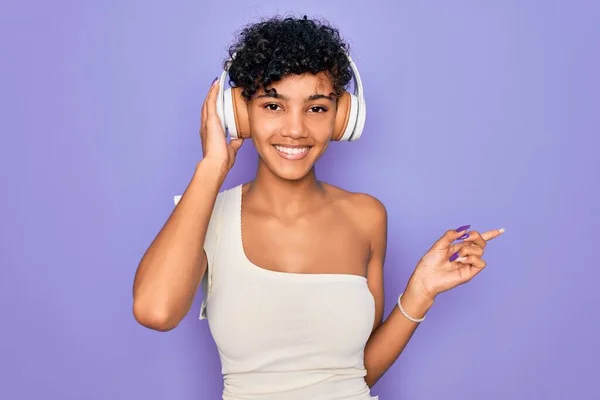 Hermosa Mujer Afroamericana Escuchando Música Usando Auriculares Sobre Fondo Rojo — Foto de Stock