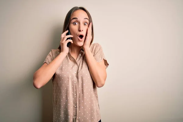 Jovem Bela Mulher Conversando Smartphone Sobre Fundo Branco Com Medo — Fotografia de Stock