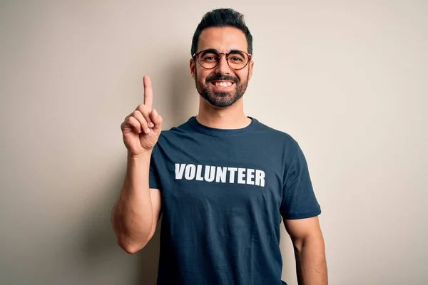 Handsome Man Beard Wearing Shirt Volunteer Message White Background Showing — Stock Photo, Image