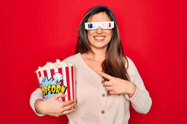 Fiatal Spanyol Visel Film Szemüveg Eszik Popcorn Felett Piros Háttér — Stock Fotó