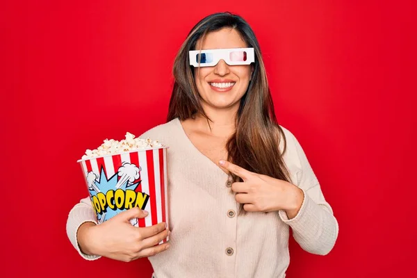 Jeune Femme Hispanique Portant Des Lunettes Film Mangeant Pop Corn — Photo