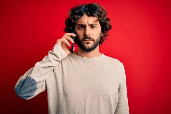 Homem Bonito Com Barba Conversando Smartphone Sobre Fundo Vermelho Com — Fotografia de Stock