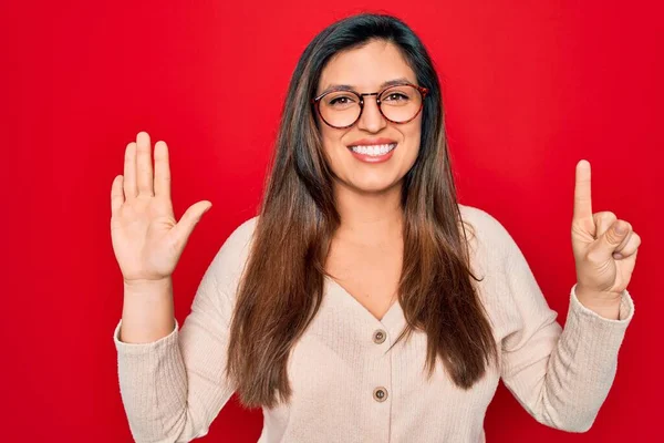 Νεαρή Ισπανίδα Έξυπνη Γυναίκα Που Φοράει Γυαλιά Στέκεται Πάνω Από — Φωτογραφία Αρχείου