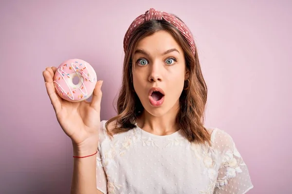 Menina Loira Comendo Doce Padaria Açúcar Donut Sobre Rosa Isolado — Fotografia de Stock