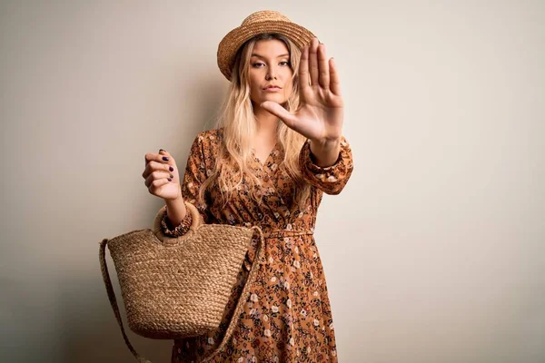 Schöne Blonde Frau Trägt Sommerkleid Und Hut Mit Tasche Vor — Stockfoto