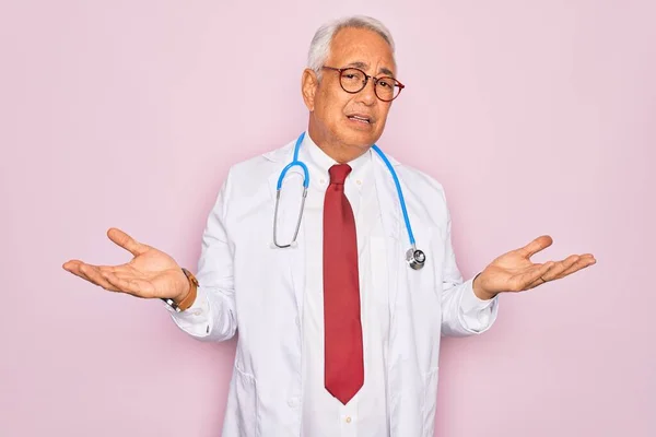 Steteskop Profesyonel Tıbbi Ceket Giyen Orta Yaşlı Kır Saçlı Bir — Stok fotoğraf