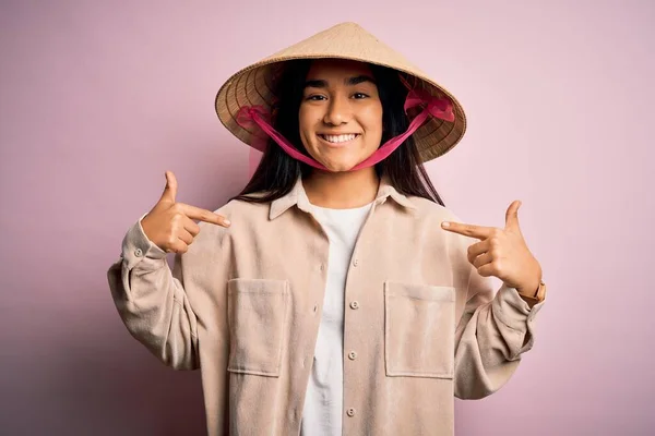 Young Beautiful Woman Wearing Traditional Conical Asian Hat Isolated Pink — Stock Photo, Image