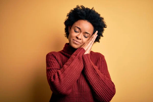 Jovem Bela Afro Americano Africano Mulher Com Cabelo Encaracolado Vestindo — Fotografia de Stock