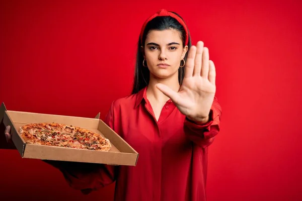 Jovem Bela Morena Segurando Caixa Entrega Com Pizza Italiana Sobre — Fotografia de Stock