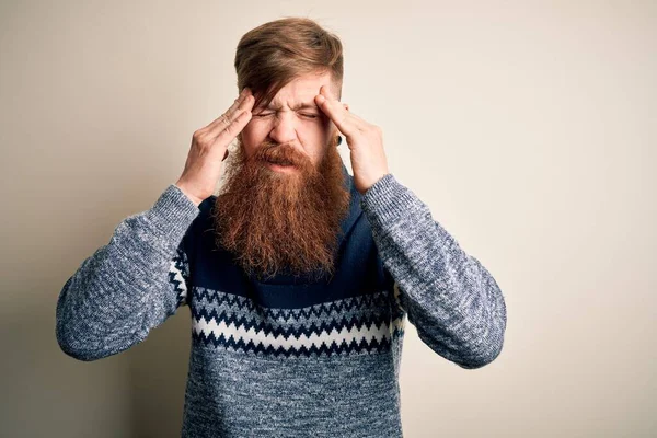 Sakallı, kışın süveter giyen yakışıklı kızıl saçlı, izole edilmiş arka planda, başı ağrıyan, başı ağrıyan bir adam. Migren ağrısı..