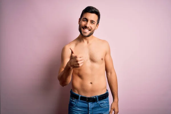 Jovem Homem Bonito Forte Com Barba Sem Camisa Sobre Fundo — Fotografia de Stock