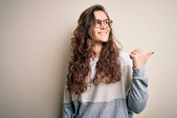 Junge Schöne Frau Mit Lockigem Haar Trägt Pullover Und Brille — Stockfoto