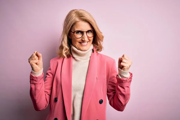 Mulher Negócios Loira Meia Idade Bonita Vestindo Jaqueta Rosa Elegante — Fotografia de Stock