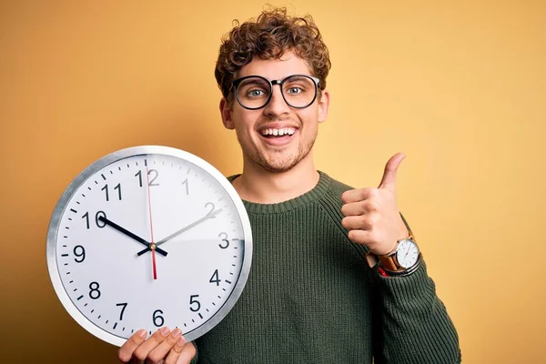 Junger Blonder Mann Mit Lockigem Haar Brille Mit Großer Uhr — Stockfoto