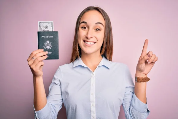 Turystka Wakacjach Trzymająca Paszport Usa Banknotami Dolarowymi Jako Pieniądze Podróż — Zdjęcie stockowe