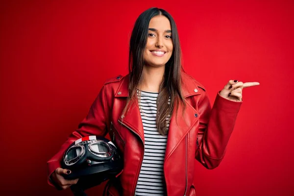 Jovem Bela Morena Motociclista Mulher Segurando Capacete Motocicleta Casaco Vermelho — Fotografia de Stock