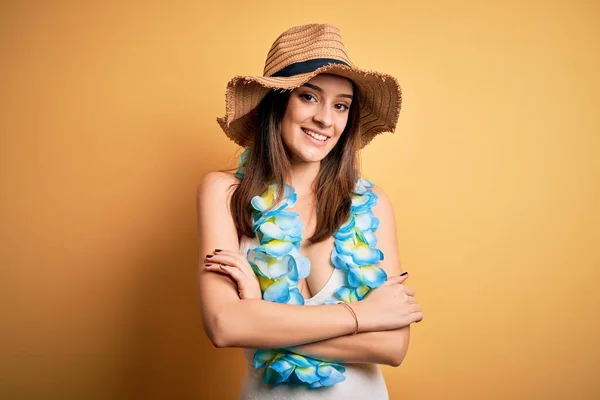 Junge Schöne Brünette Frau Urlaub Badeanzug Und Hawaiiblumen Mit Glücklichem — Stockfoto