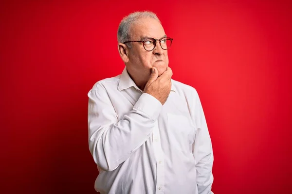 Orta Yaşlı Yakışıklı Beyaz Gömlekli Kırmızı Arka Planda Gözlüklü Bir — Stok fotoğraf