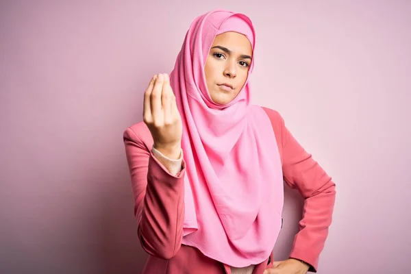 Junges Schönes Mädchen Mit Muslimischem Hijab Das Vor Isoliertem Rosa — Stockfoto