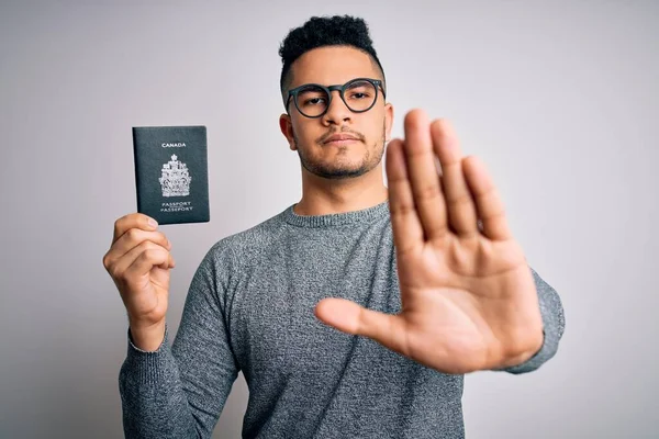 Genç Yakışıklı Turist Gözlüklü Elinde Kanada Pasaportu Olan Ciddi Kendinden — Stok fotoğraf