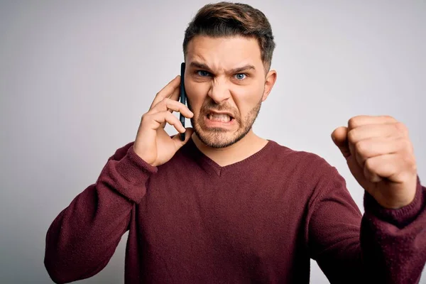 Ung Man Med Blå Ögon Talar Telefon Har Ett Samtal — Stockfoto