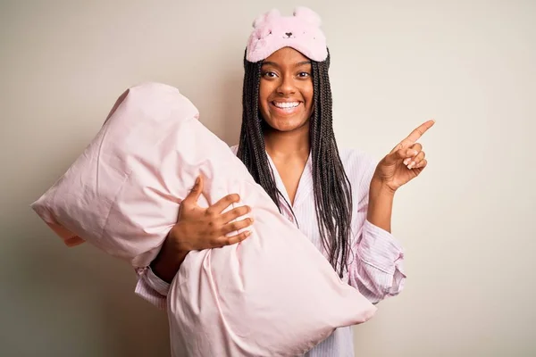 Joven Mujer Afroamericana Con Pijama Máscara Ojos Abrazando Almohada Cama — Foto de Stock