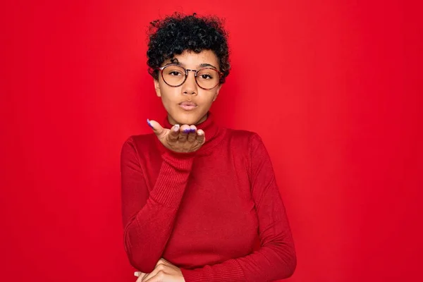 Junge Schöne Afrikanisch Amerikanische Afro Frau Rollkragenpullover Und Brille Die — Stockfoto