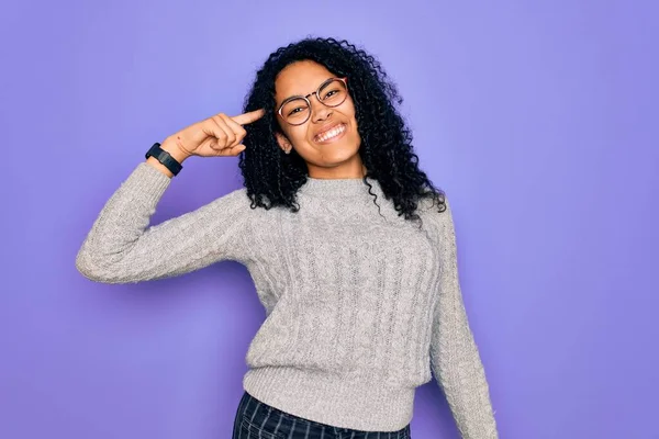 Młoda Afroamerykanka Ubrana Luźny Sweter Okulary Fioletowym Tle Uśmiechnięta Głowy — Zdjęcie stockowe