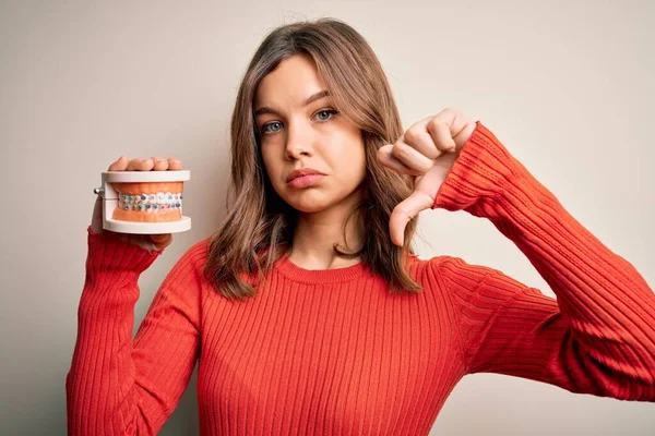 Menina Loira Jovem Segurando Prótese Ortodontista Dentadura Sobre Fundo Isolado — Fotografia de Stock