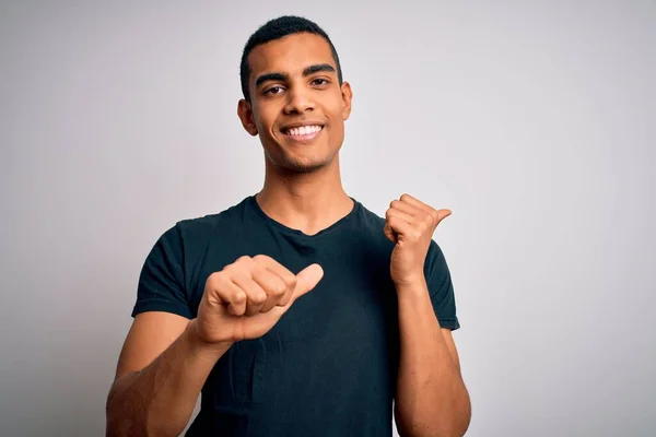 Joven Hombre Afroamericano Guapo Usando Camiseta Casual Pie Sobre Fondo —  Fotos de Stock