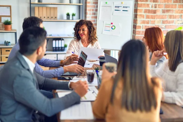 Gruppe Von Geschäftsleuten Die Zusammenarbeiten Mit Laptop Schreibtisch Sitzen Und — Stockfoto