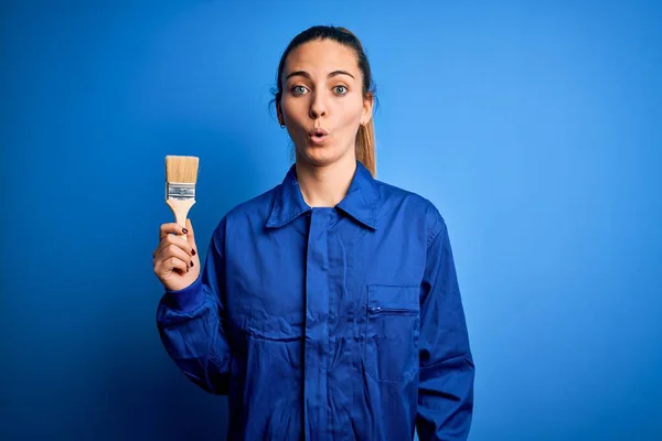 Junge Schöne Malerin Frau Mit Blauen Augen Malerei Trägt Uniform — Stockfoto