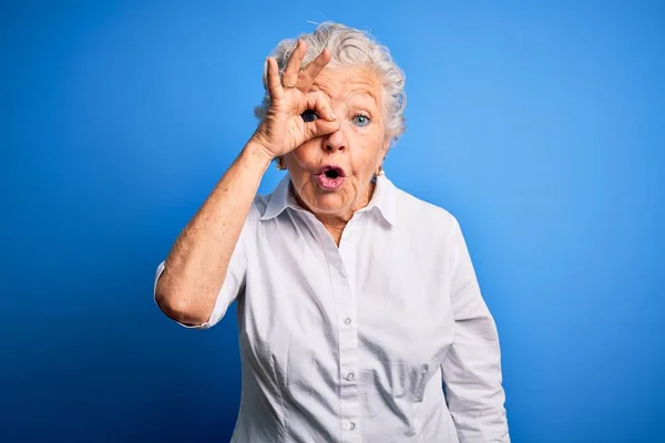 Senior Hermosa Mujer Con Camisa Elegante Pie Sobre Fondo Azul — Foto de Stock