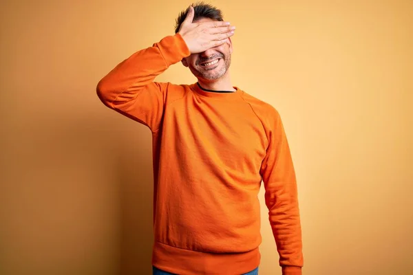 Giovane Bell Uomo Indossa Arancione Maglione Casual Piedi Sopra Isolato — Foto Stock