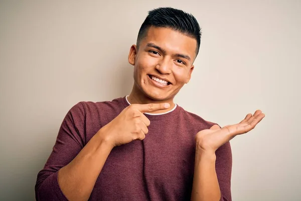 Junger Gutaussehender Lateinischer Mann Lässigem Pullover Der Über Isoliertem Weißem — Stockfoto