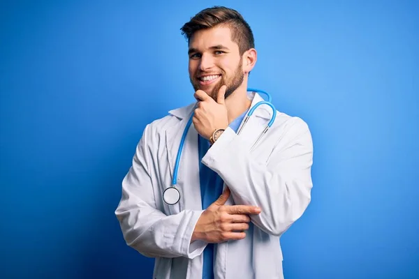 Giovane Medico Biondo Uomo Con Barba Occhi Azzurri Con Cappotto — Foto Stock