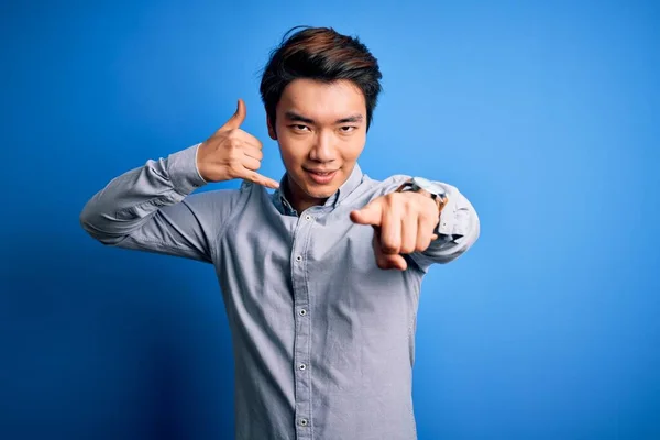 Jeune Bel Homme Chinois Portant Chemise Décontractée Debout Sur Fond — Photo