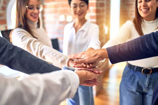 Grupo Trabajadores Negocios Pie Con Las Manos Juntas Oficina — Foto de Stock