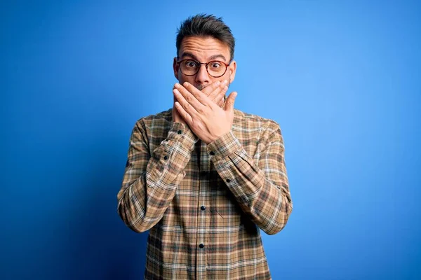 Giovane Bell Uomo Che Indossa Camicia Casual Occhiali Piedi Sopra — Foto Stock