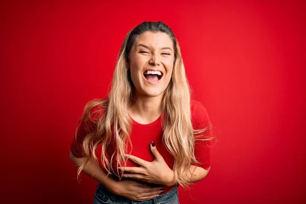 Jovem Mulher Loira Bonita Vestindo Camiseta Casual Sobre Fundo Vermelho — Fotografia de Stock